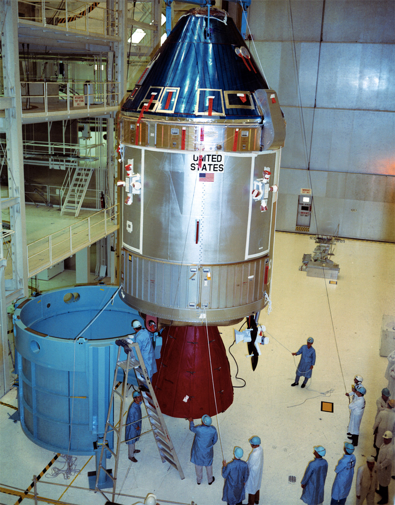 Illustration for article titled Amazing photos from NASA's vaults show how they assembled Apollo 11
